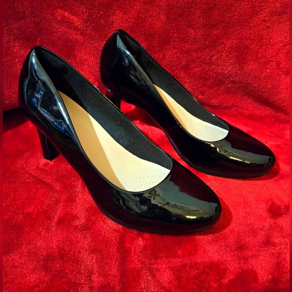 Clarks Collection Black Patent Ambyr Joy Pump-Size 8.5W